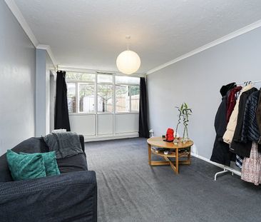 Flat to rent - Gavestone Road, London, SE12 - Photo 1