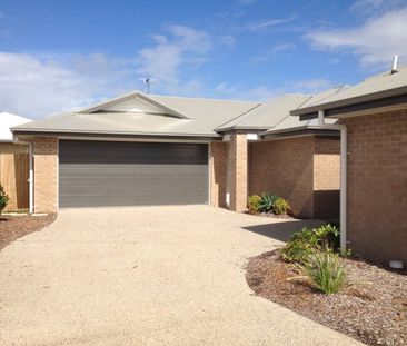 SPACIOUS DUPLEX IN PRIME LOCATION - Photo 4