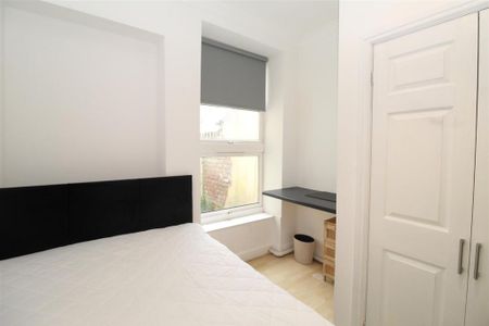 6 bedroom house to rent - Photo 3