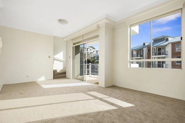 Modern Split Level, Sun Filled 2 Bedroom Apartment with Parking - Photo 1