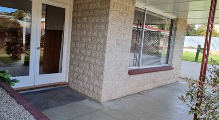 Large 130m2 Two Bedroom Brick Home - Photo 4