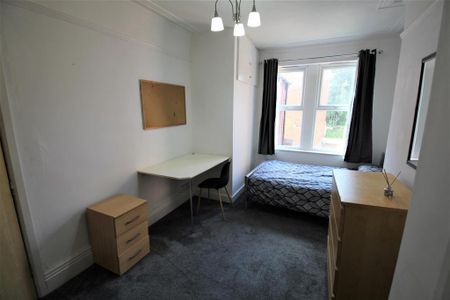 1 bedroom in a house share to rent - Photo 2
