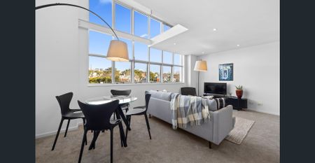 FULLY FURNISHED - EXECUTIVE 1 BEDROOM PENTHOUSE APARTMENT WITH SECURE PARKING - Photo 2