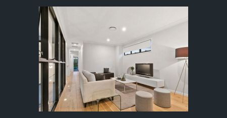 Spacious 5-Bedroom Family Home with Plunge Pool in Prime Ascot Location! - Photo 5