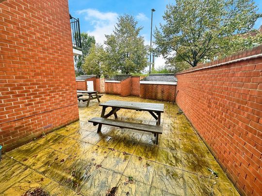 1 bedroom in a house share to rent - Photo 1