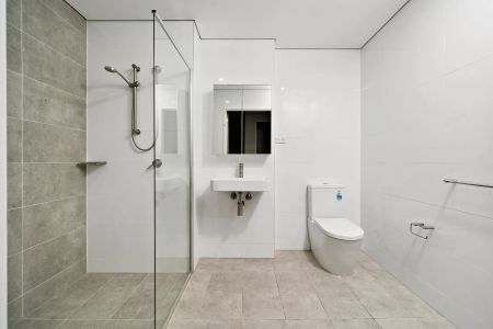 Top Floor Two Bedroom Apartment In Great Location - Photo 4