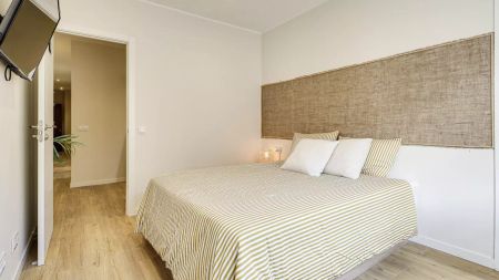 Room in a shared 4-bedroom apartment for rent in El Raval - Photo 5