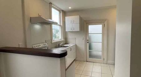 Character 3Br in great location - Photo 2