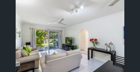 ALL YOU NEED IS YOUR SUITCASE - FULLY FURNISHED, SECURE GROUND FLOOR 1 BEDROOM UNIT WITH HUGE YARD - Photo 4
