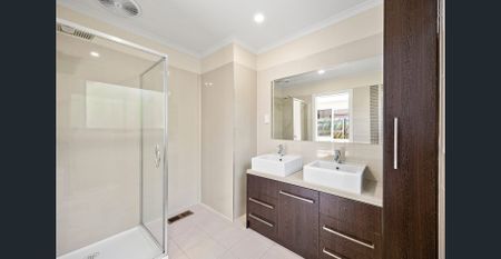 Contemporary Comfort and Low-Maintenance Living - Photo 3