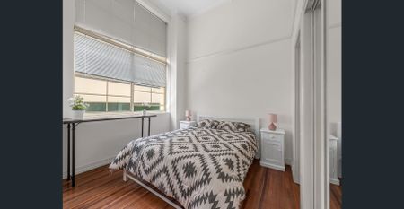 High Ceiling 1 Bedroom Apartment in City - Photo 4