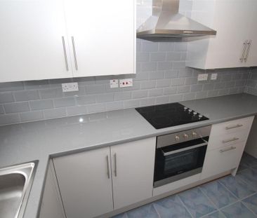 3 bedroom flat to rent - Photo 6