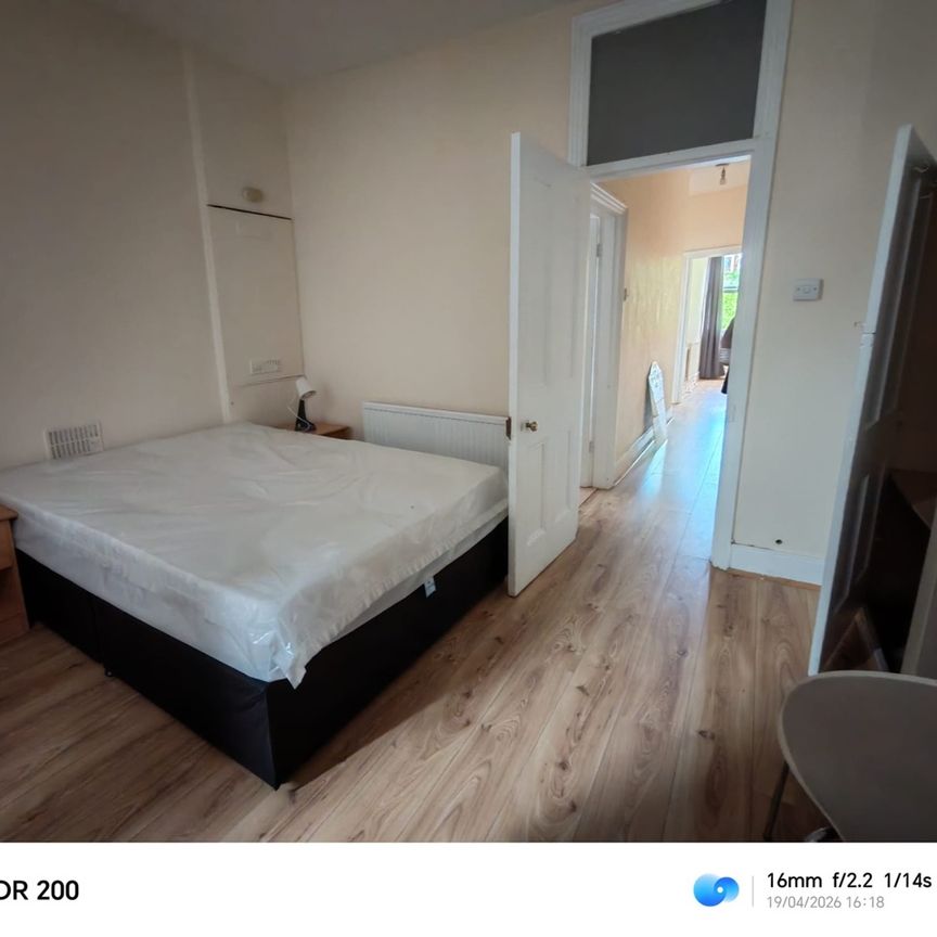 Room in a Shared Flat, Birkbeck Mansions, N8 - Photo 1