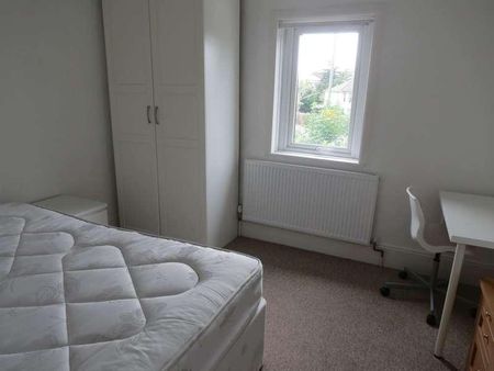 Bedroom House In Charminster, BH8 - Photo 2