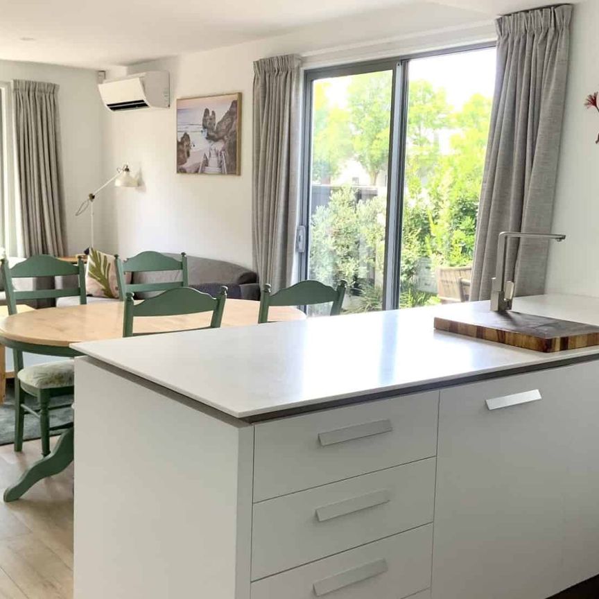 Immaculate fully furnished modern townhouse in ideal City location! - Photo 1