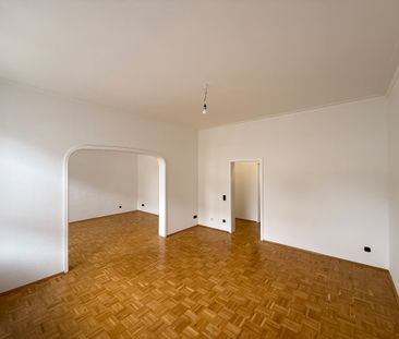 Helle Altbauwohnung mit neuer Einbauküche mit ca. 90 m² | hohe Deck... - Foto 1