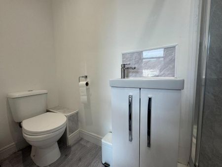 1 bedroom in a house share to rent - Photo 4