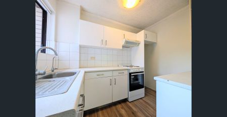 Quiet & Convenient 2-Bedroom Apartment Opposite Park - Photo 4