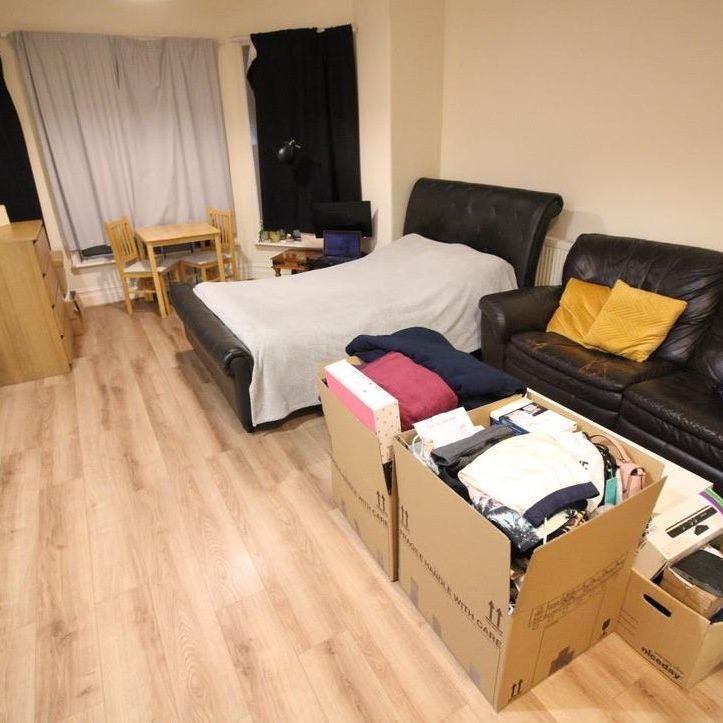 Hanger Lane, Ealing, London - Photo 1