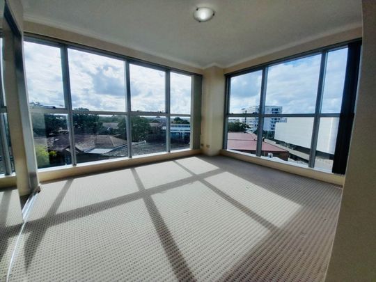 Modern 2-Bedroom, 2-Bathroom Apartment with Carspace – Chatswood - Photo 1