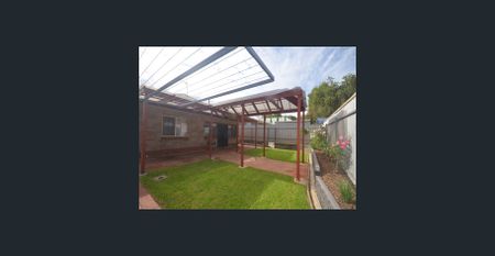 Beautifully presented home with SOLAR PANELS ! - Photo 4