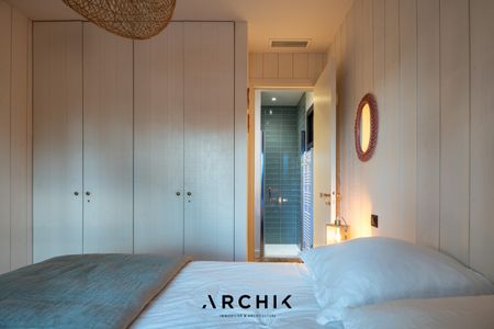 Architecture contemporaine d'inspiration traditionnelle, cette maison d'architecte de 140 m2 s'intègre naturellement dans le quartier préservé du Moulleau, à proximité des commerces et des plages, sur un terrain boisé de 800 m2. - Photo 2