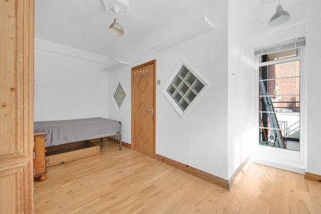 3 bedroom flat to rent - Photo 5