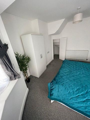 1 bedroom in a house share to rent - Photo 2