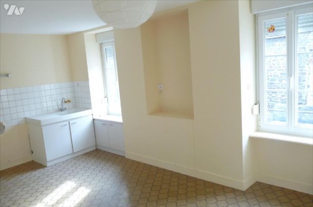 A louer à Gorron(53), centre-ville, un appartement comprenant une entrée. Au 1er étage, une cui... - Photo 1