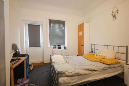 To Rent Holdenhurst Road, Lansdowne, Bournemouth, BH8 £2,500 pcm Tenancy Info - Photo 3