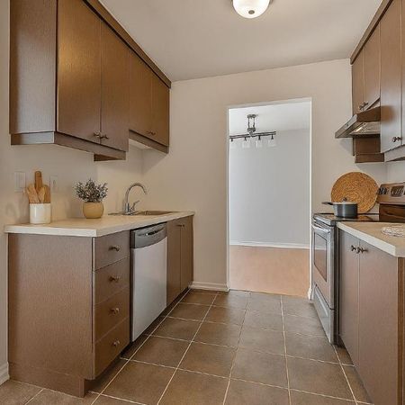 Grand 5 ½ rénové, lumineux, rangement, stationnement inclus - Photo 3