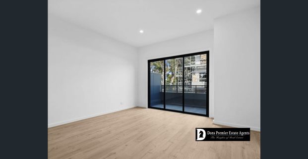 Stylish 3-Bedroom Townhouse in Prime South Morang Location! - Photo 1