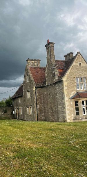 Coming Soon – A beautifully refurbished five-bedroom listed farmhouse set in a sought-after rural position at Wormwood Farm, offering an exceptional blend of ch - Photo 1