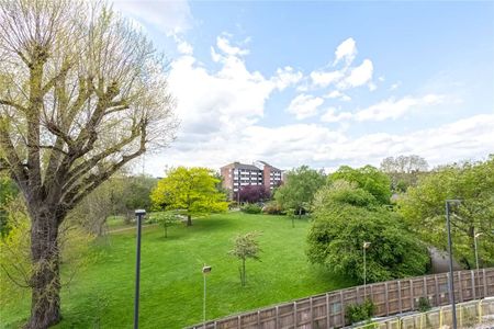 A fantastic 3 bedroom apartment in the iconic Television Centre development with secure, underground parking. - Photo 3