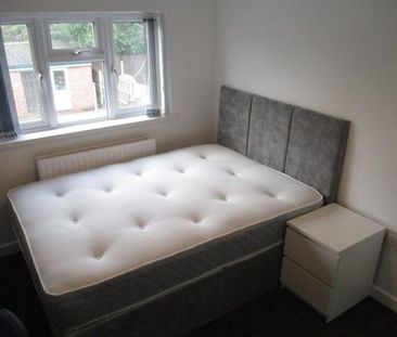 4 bedroom semi-detached house to rent - Photo 4