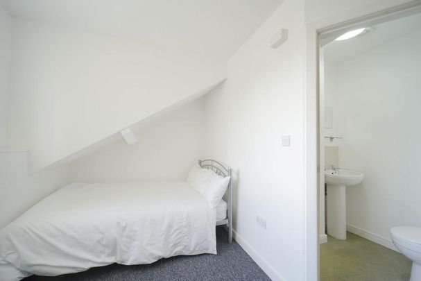 6 bedroom house to rent - Photo 1