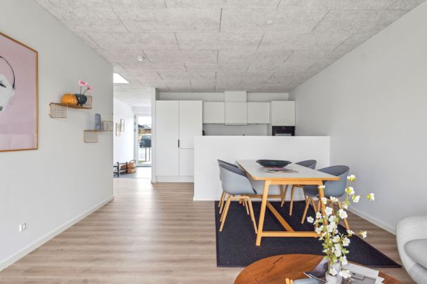 Nyopført 4-værelses rækkehus på Fenris Allé i Svenstrup - Photo 1