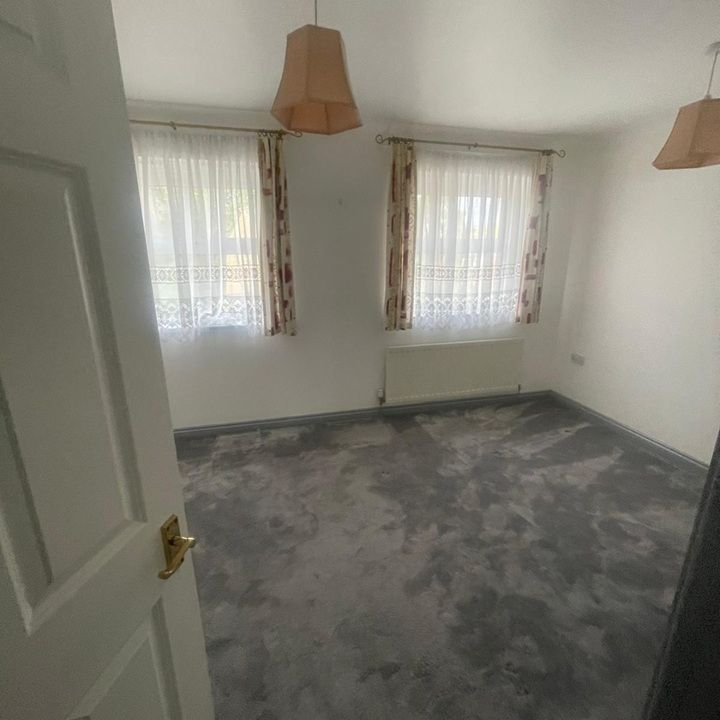 4 Bed Semi-Detached House, Sycamore Close, CR2 - Photo 1