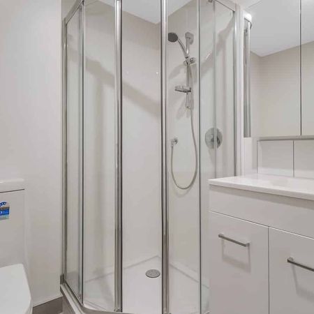 Near New One Bedroom Plus Study Apartment - Photo 4