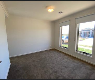 Cosy, Spacious Family Home in Strathtulloh! - Photo 2