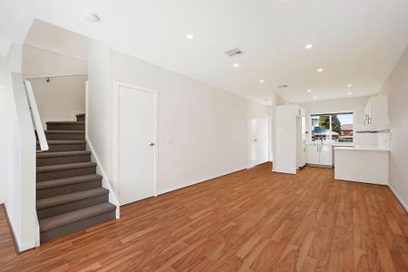 3 Bedroom bright townhouse in a central location - Photo 4