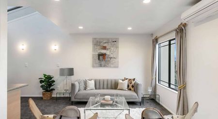 Stylish 3-Bedroom Townhouse in Heart of Newmarket – DGZ! - Photo 5