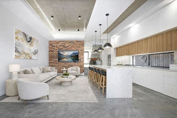 Near New, Stylish And Ambient, Magnificently Appointed, Four Bedroom, Three Bathroom Family Home, Only Moments To All Amenities - Photo 1