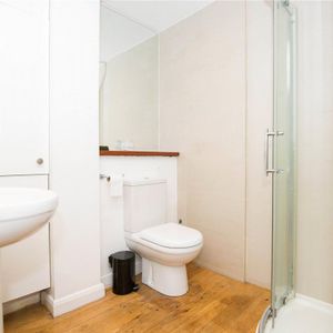 1 bedroom flat in London - Photo 3