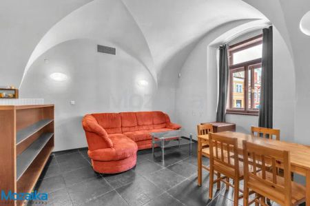 Bydlení v srdci Litomyšle – byt 2+kk se zahradou a parkováním k pronájmu - Fotografie 2