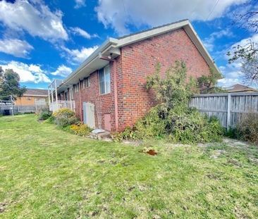 CHARMING FAMILY HOME IN SOUGHT-AFTER ASHWOOD - Photo 6