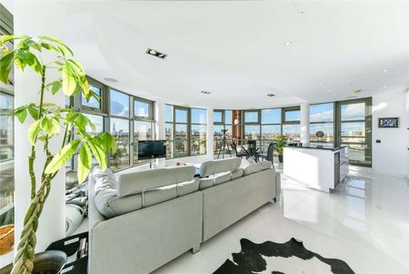 Offering panoramic views across the London skyline, is this exceptional 17th floor penthouse apartment which is conveniently located for Canary Wharf. - Photo 4