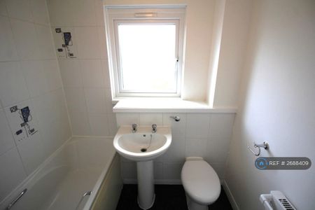 2 bedroom semi-detached house to rent - Photo 5