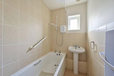 4 bedroom semi-detached house to rent - Photo 5