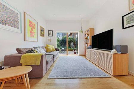 Two double bedroom apartment with substantial private garden. - Photo 2